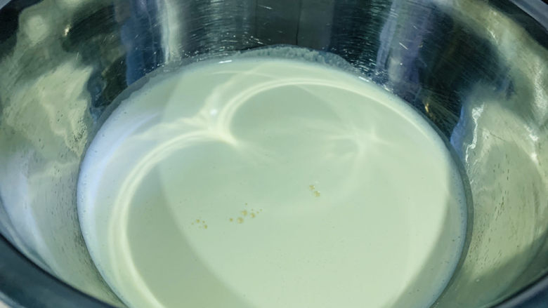 小米发糕,倒入搅拌好的小米浆;