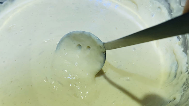 小米发糕,发酵两倍大,用勺子搅拌排气;