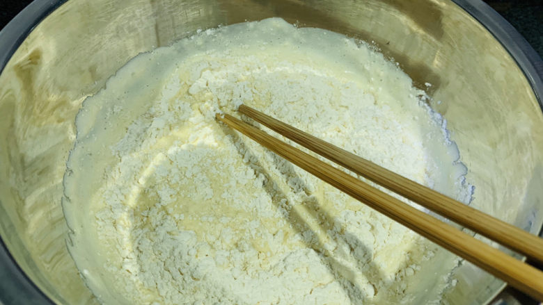 小米发糕,用筷子搅拌;
