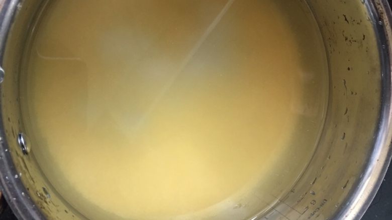 苹果小米粥,小米倒入奶锅,加入多一些的清水
