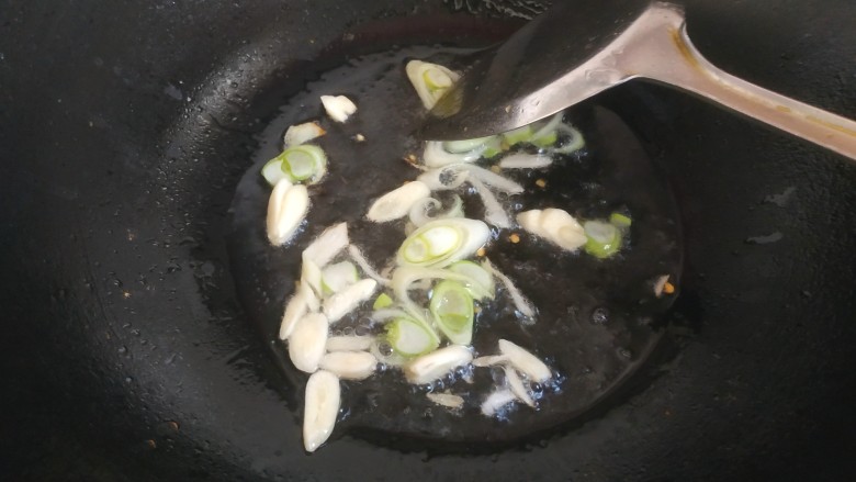醋溜大白菜,锅中加适量<a style='color:red;display:inline-block;' href='/shicai/ 857'>植物油</a>,爆香葱蒜