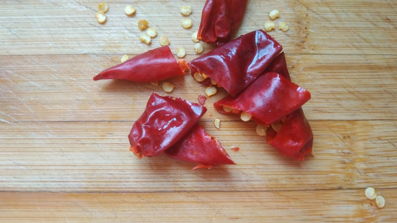 醋溜大白菜,<a style='color:red;display:inline-block;' href='/shicai/ 86464'>干红辣椒</a>用清水洗洗,切成小段,这样下锅不容易糊,成品颜色鲜亮