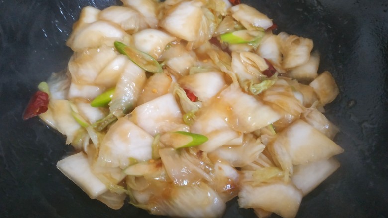 醋溜大白菜,大火烧开,翻炒均匀即可关火出锅。