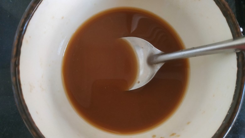醋溜大白菜,加入两勺淀粉,加入适量清水调匀