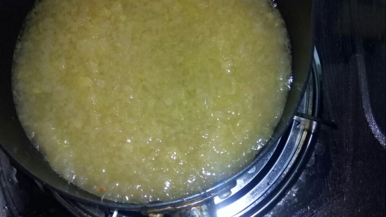 缤纷水果羹,倒入雪平锅中,小火熬。