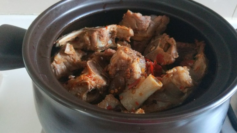 啤酒焖羊肉,倒入砂锅,加入一碗水烧开,转小火焖50分钟。
