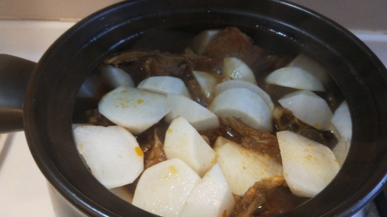 啤酒焖羊肉,50分钟后加入白萝卜,在焖20分钟即可