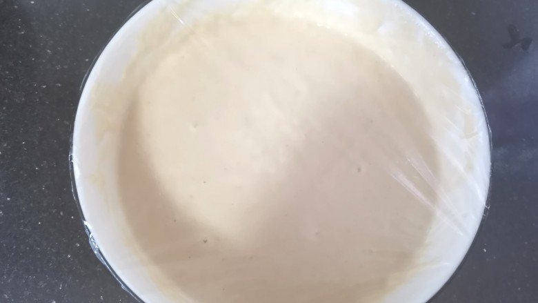 小米发糕,盖上保鲜膜醒发至两倍大
