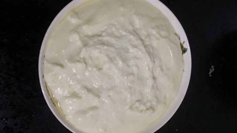 炸牛奶 ,加热完成后倒入盘子或保鲜盒(底部抹油,利于倒出),冷却后放入冰箱2小时。
由于现在冬天比较冷,我就放在阳台一个多小时