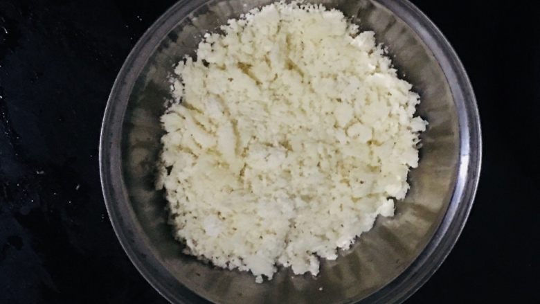 炸牛奶 ,没有面包糠,可将冷硬的馒头(如果硬的能砸石头还是不要用了)去皮切块,在手心揉碎后,放入烤箱3分钟,取出后如果有较大块,用小勺碾碎即可。家庭版馒头糠就做成了。