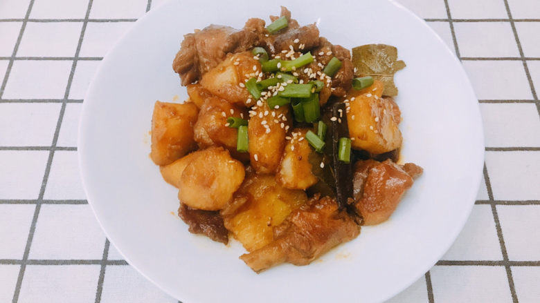 土豆炖鸭肉,土豆炖软，汁收得差不多就可以起锅了。