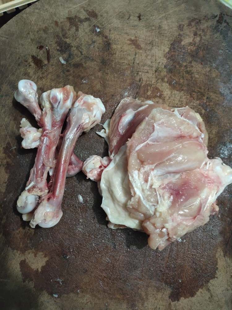 双椒辣子鸡,鸡腿去骨,剁成小块