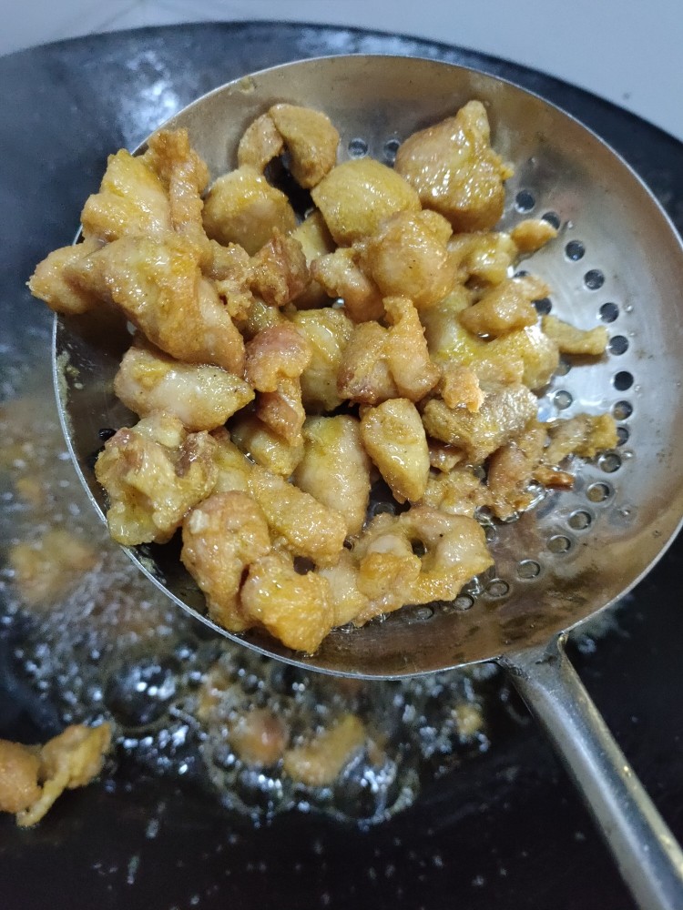 双椒辣子鸡,油锅继续加热,油温6层热的时候倒入鸡肉再复炸一次捞出控油备用