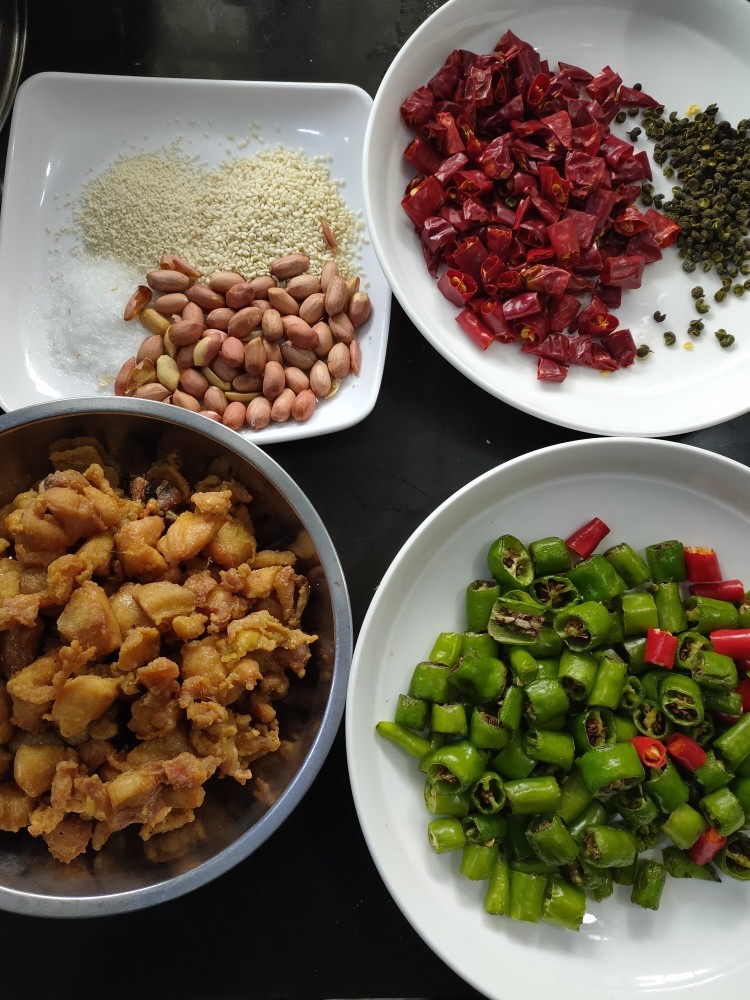 双椒辣子鸡,食材大集合,分开装的,方便待会儿放