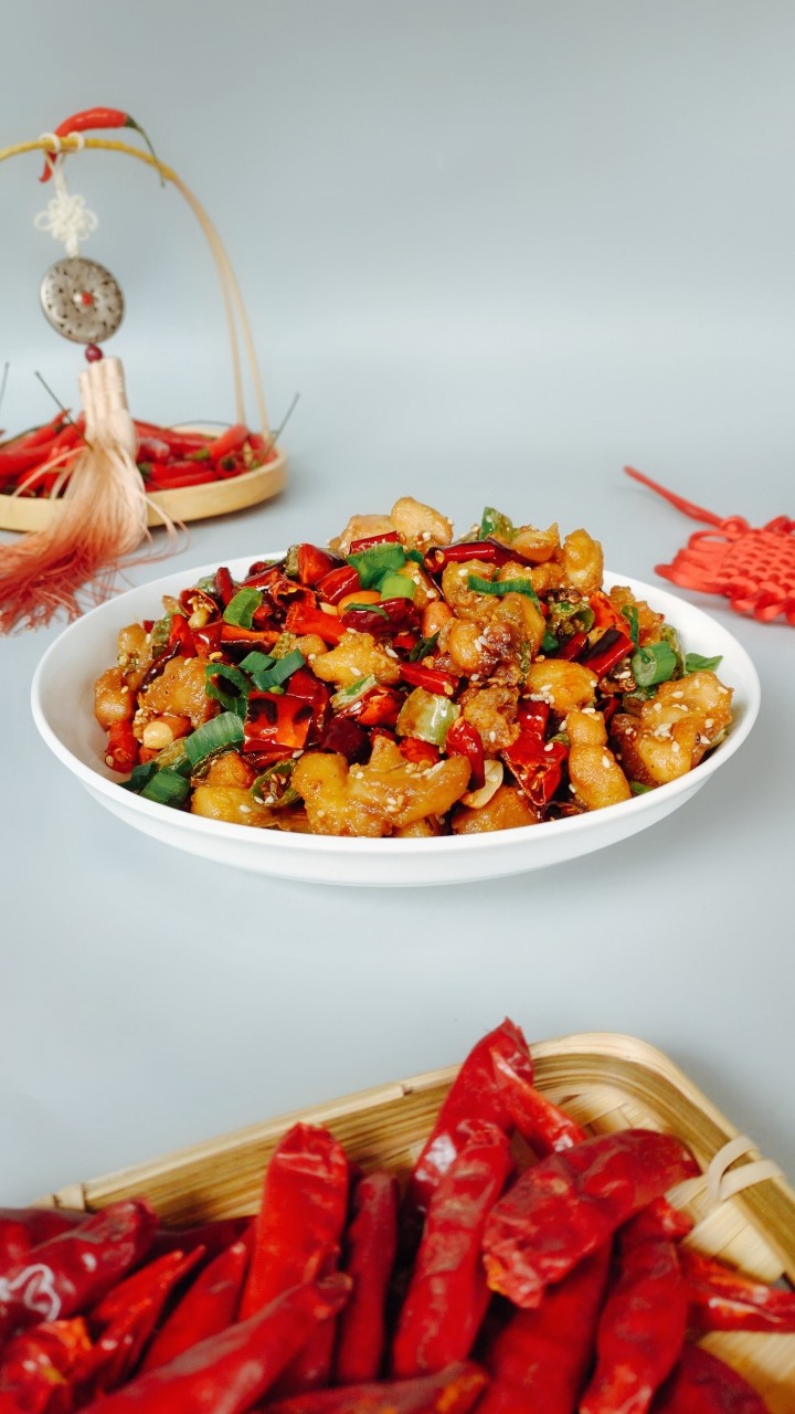 双椒辣子鸡,炒好的双椒辣子鸡,喜欢吃辣的可以多多放辣椒哦!