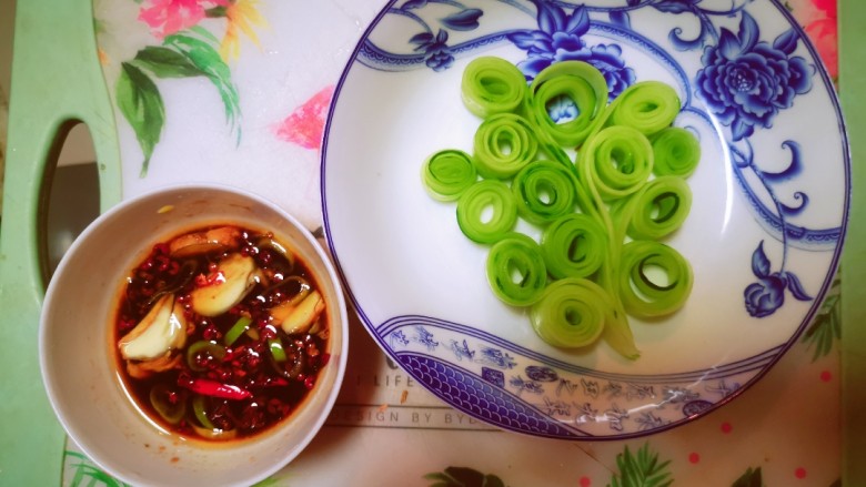 黄瓜卷(口感味道完爆凉调黄瓜),搞定!!!从卷的中空和外面一夹,整个卷儿沾着吃!!!一口放进去!!!