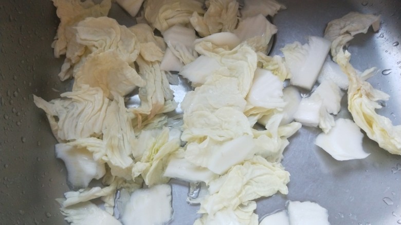 白菜豆腐煲,撕成小块,菜邦用刀片成小块。