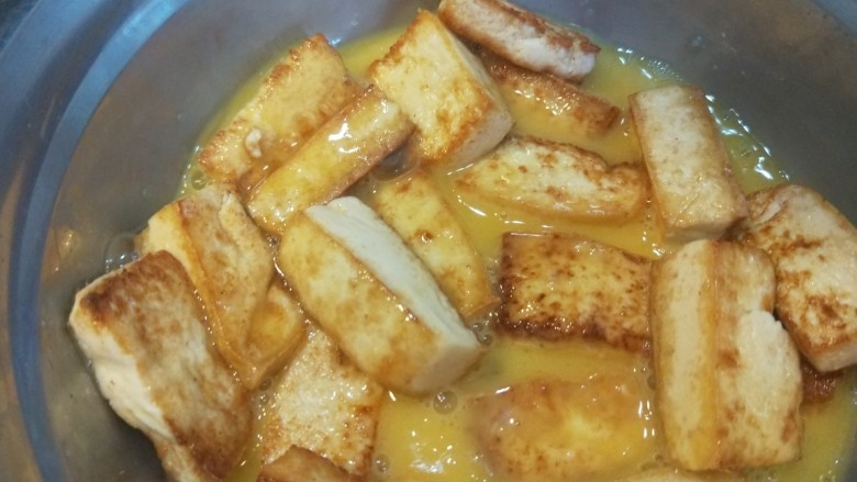 白菜豆腐煲,在倒入蛋液,这样可以更能挂满蛋液,二次煎制蛋液凝固。