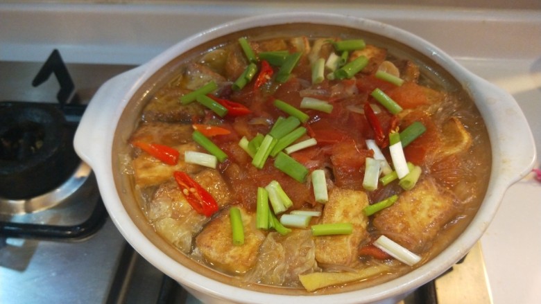 白菜豆腐煲,加入香葱,小米椒,直接端上桌了。