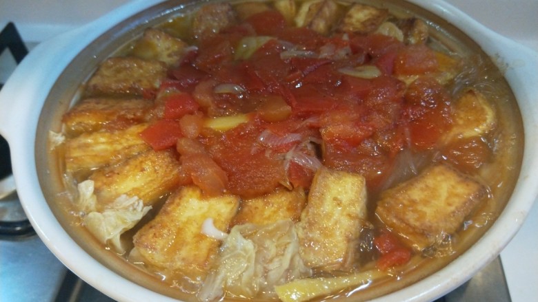白菜豆腐煲,加入鸡汁,盐,煮软即可。