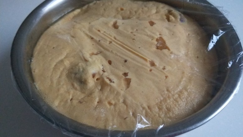 小米发糕,看到有气孔就发好了,带着保鲜膜直接蒸,用牙签多扎几个洞。