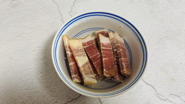 火腿炖白菜,金华火腿较咸,所以放入清水中浸泡20分钟去掉咸味