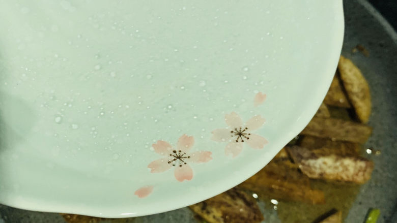 葱油芋艿,加点清水;