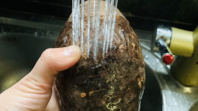 葱油芋艿,用水冲洗干净;