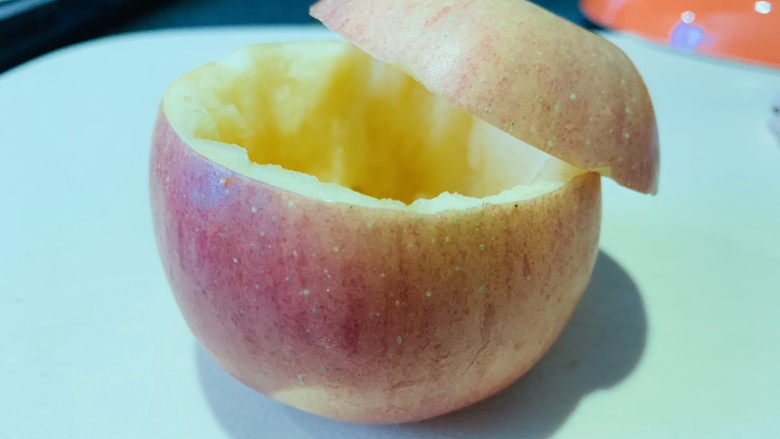 苹果小米粥,把煮好的小米粥装入“苹果碗里”,一次装不完,可以盛在其他碗内,吃完再装入,小朋友特别喜欢。