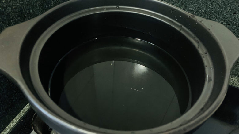 苹果小米粥,砂锅加入清水;