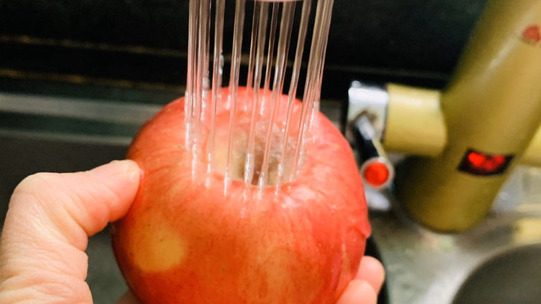 苹果小米粥,洗净<a style='color:red;display:inline-block;' href='/shicai/ 591'>苹果</a>🍎;