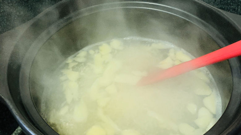 苹果小米粥,煮的过程稍微搅拌几次;