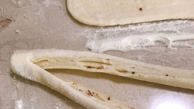 椒盐花卷,从中间切开,但不要切断