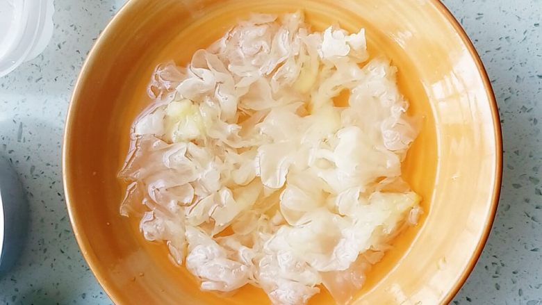 炒双耳,泡发银耳,撕成小朵。