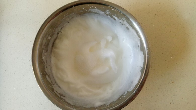 小米发糕,电动打蛋器继续高速打发,出细腻泡时加入三分之一白砂糖