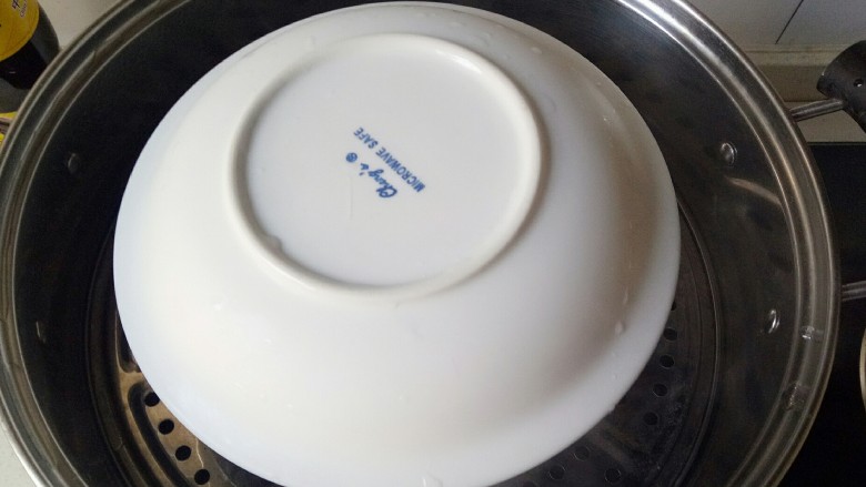 小米发糕,盖上一个盘子,开水上锅蒸35分钟,关火焖5分钟