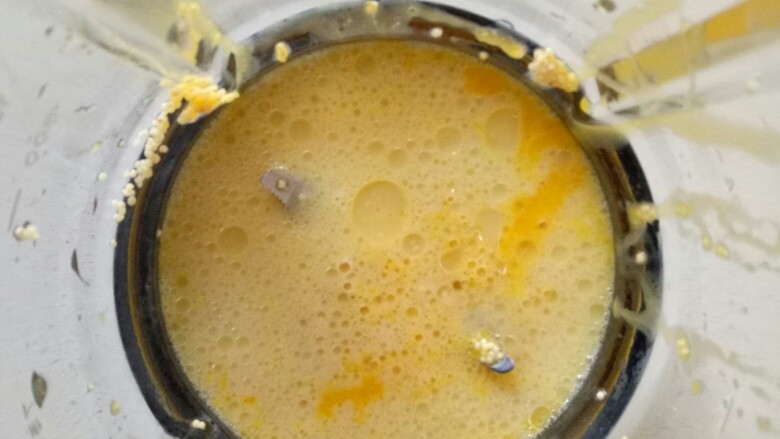 小米发糕,将浸泡好的小米,食物油,蛋黄放入破壁机搅打成细腻的米糊