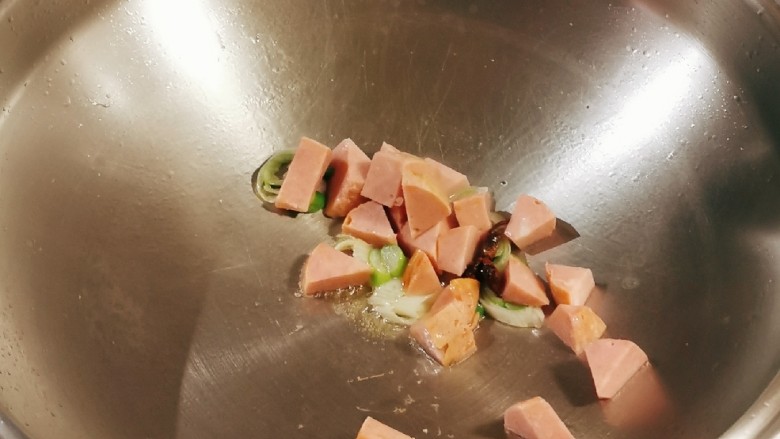 火腿炖白菜,放入火腿块翻炒 同时放入鲜鸡汁