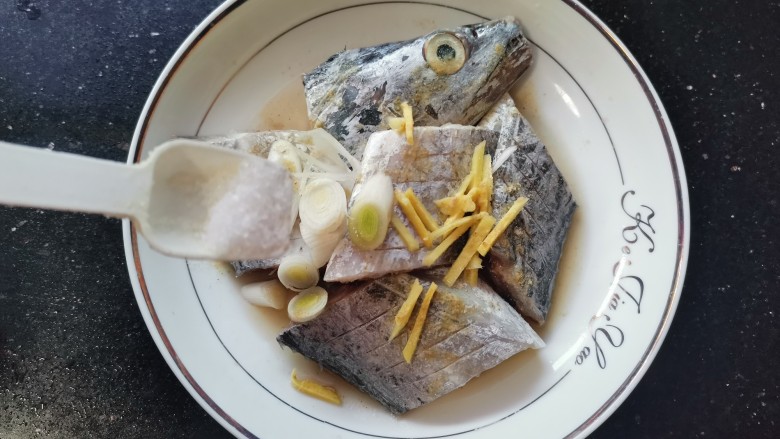 酥炸带鱼,少许盐,搅拌均匀腌制一小时