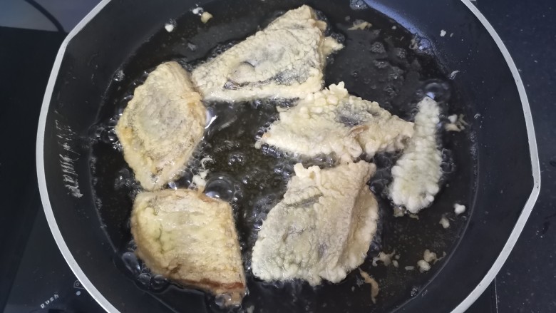 酥炸带鱼,放入带鱼炸,全程用中小火