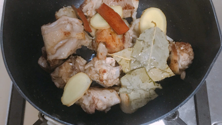 红烧鸭肉,煎至两面金黄后下香料一起翻炒