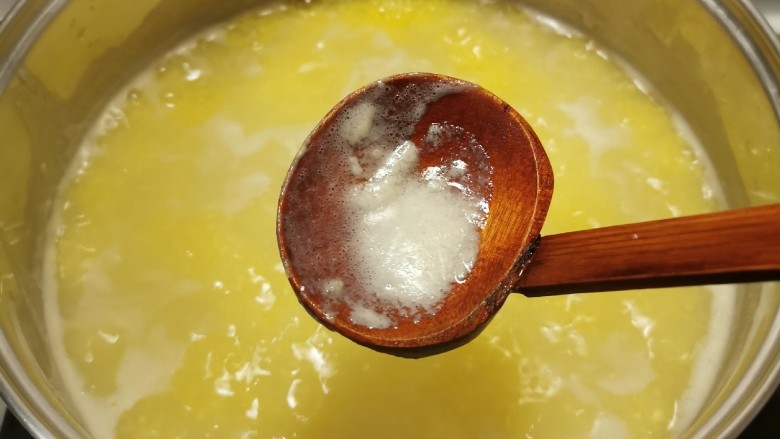 小米红薯粥,期间 注意搅拌 以免糊锅底 撇去浮末