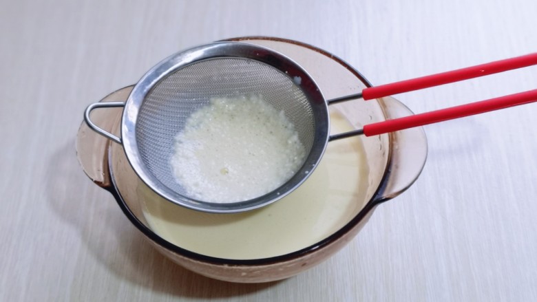 草莓蛋挞,将蛋挞液过细筛,这样就做好了。