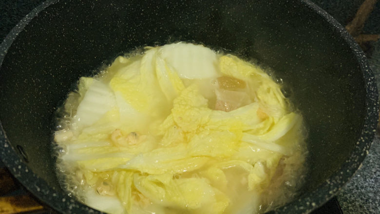 火腿炖白菜,再炖煮10分钟,白菜吸收了火腿的咸香;
