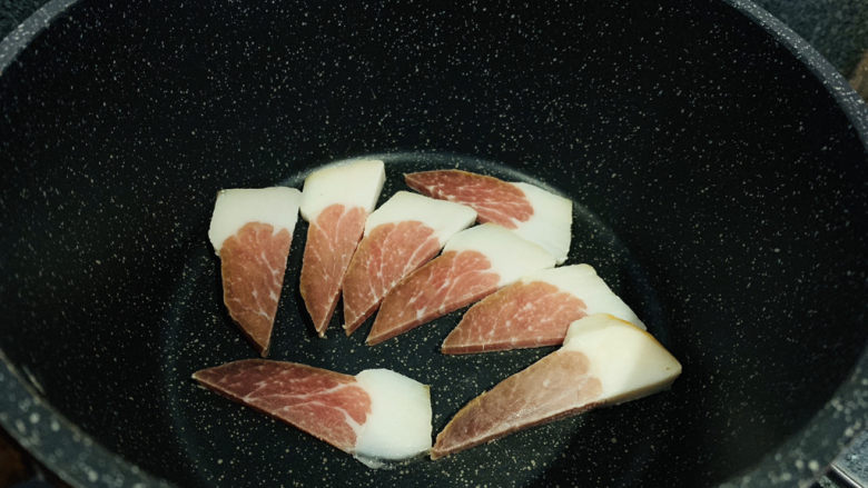 火腿炖白菜,锅里不要加油,直接开中小火,火腿先放入锅煎;