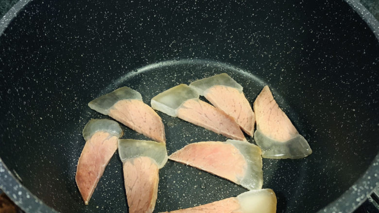火腿炖白菜,转小火煎成微焦;