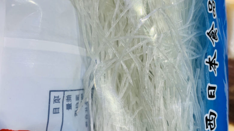 火腿炖白菜,粉丝用热水泡软;