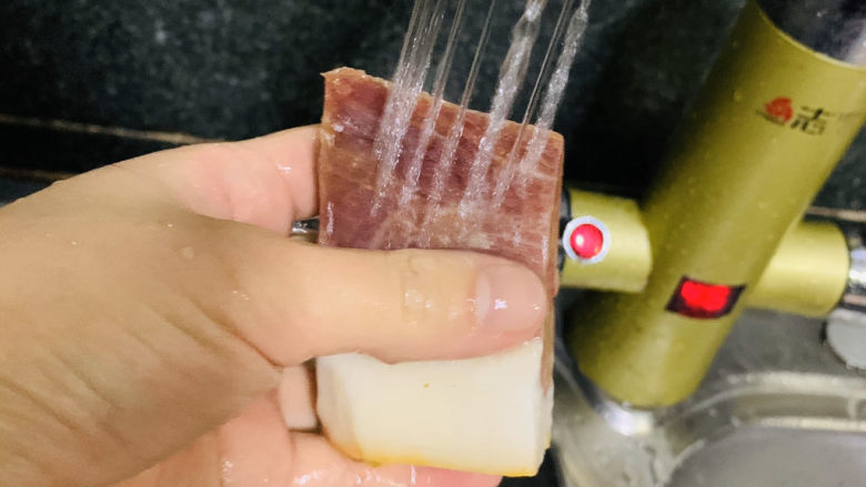 火腿炖白菜,用水洗净;