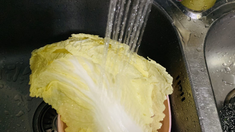 火腿炖白菜,想吃多少就掰多少,洗干净;