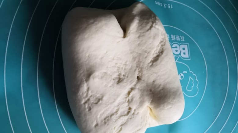 青菜肉包,合成团直接在垫上上手揉,多揉至面团光滑(手揉差不多10-15分钟)